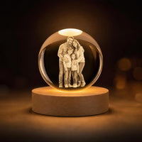 Esfera de cristal con una familia feliz grabada en 3D