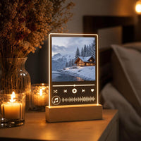 Placa iluminada en una mesita de noche